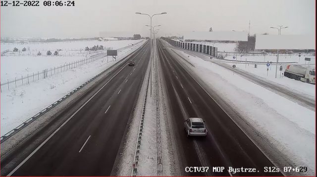 Nadal nad regionem występują opady śniegu. Jak wygląda sytuacja na drogach woj. lubelskiego? (zdjęcia)