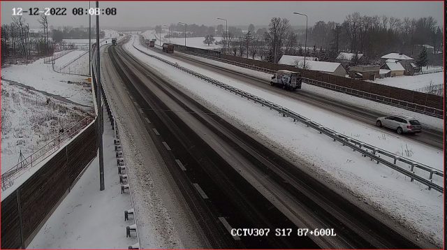 Nadal nad regionem występują opady śniegu. Jak wygląda sytuacja na drogach woj. lubelskiego? (zdjęcia)