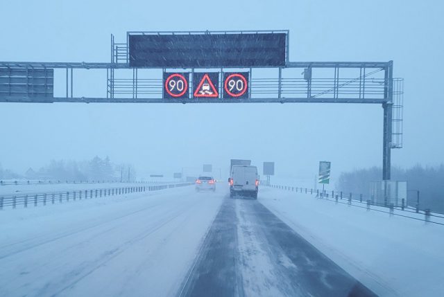 Fatalne warunki na drogach w regionie. Intensywne opady śniegu utrudniają jazdę, występują opóźnienia w kursowaniu komunikacji miejskiej (zdjęcia)