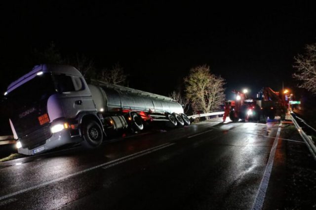 Droga krajowa nr 17 była zablokowana przez kilka godzin. Na miejsce ściągnięto specjalistyczny sprzęt (zdjęcia)