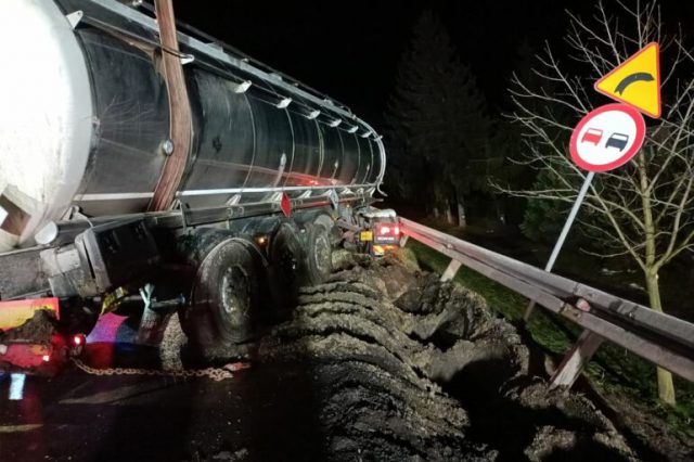 Droga krajowa nr 17 była zablokowana przez kilka godzin. Na miejsce ściągnięto specjalistyczny sprzęt (zdjęcia)