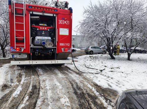 Wjeżdżał na parking, pojawiły się płomienie. Pożar samochodu w Lublinie (zdjęcia)
