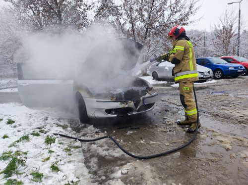 Wjeżdżał na parking, pojawiły się płomienie. Pożar samochodu w Lublinie (zdjęcia)