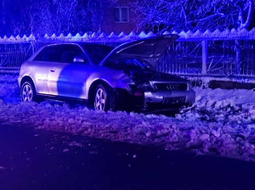 Zderzenie audi z toyotą. Jedna osoba poszkodowana, droga całkowicie zablokowana (zdjęcia)