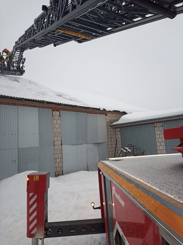 Pod ciężarem śniegu runął dach na stodole. W budynku znajdowało się kilkanaście sztuk bydła (zdjęcia)
