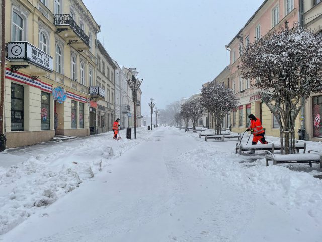 Trwa odśnieżanie ulic Lublina. Pojazdy komunikacji miejskiej mają opóźnienia