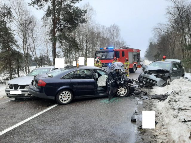 Nieudany manewr wyprzedzania w wykonaniu kierowcy BMW. Trzy pojazdy rozbite, jedna osoba w szpitalu (zdjęcia)