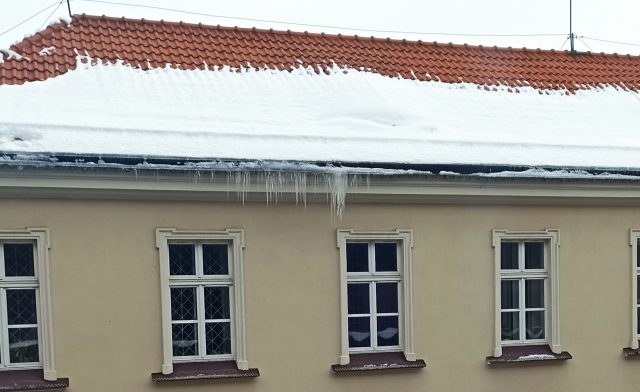 Sygnały od Czytelników: Absurdy odśnieżania w Lublinie. Pół schodów bez śniegu i pryzma przy skrzyżowaniu (zdjęcia)