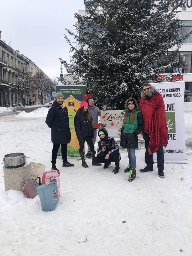 Rozdawali na ulicach Lublina konopne sianko pod świąteczny obrus. „Chcielibyśmy odczarować tę roślinę” (zdjęcia)