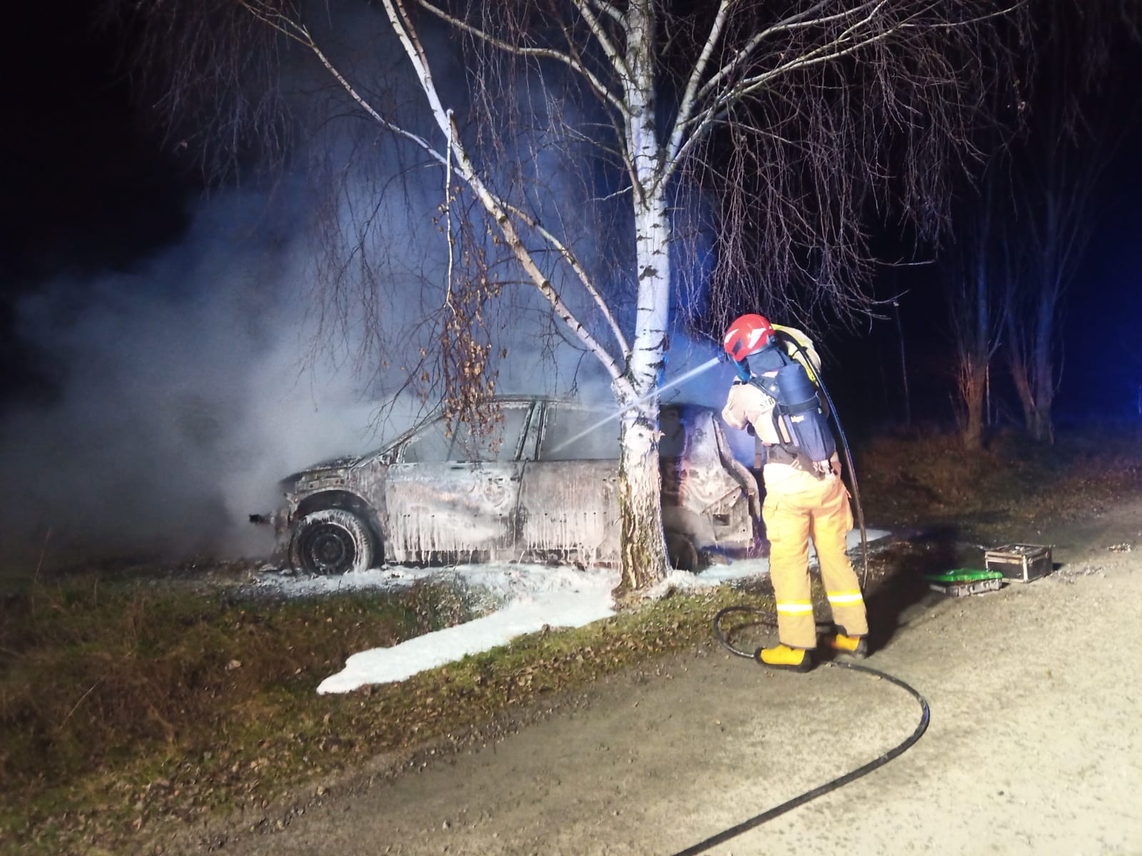 Samochód stanął w płomieniach. Auto doszczętnie spłonęło (zdjęcia)