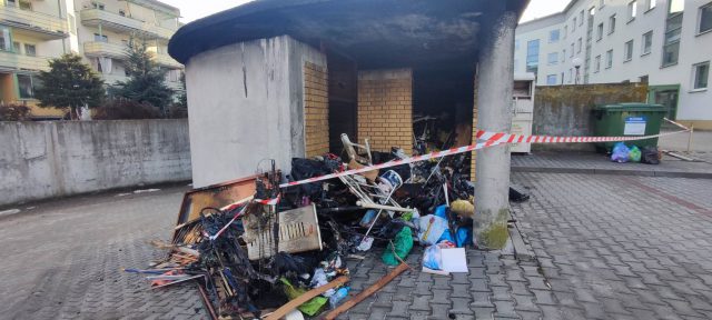 Szereg pożarów od fajerwerków. W Lublinie ogień uszkodził kilka aut, straty są spore (zdjęcia)