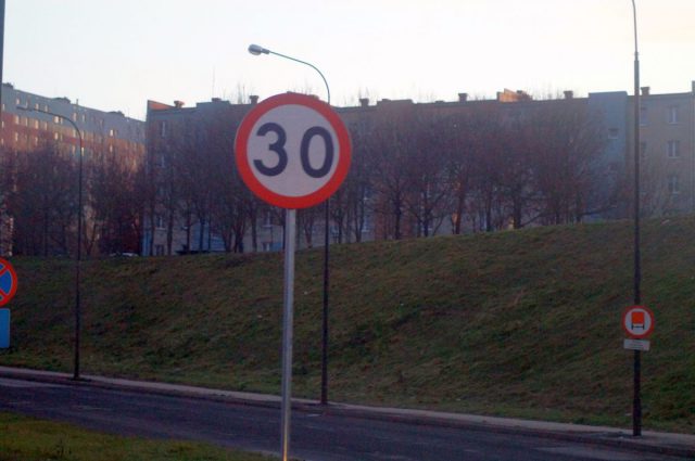 Na al. Witosa było 70, jest 30 km/h. Dwupasmowa ulica utrzymała nowe ograniczenie prędkości (zdjęcia)