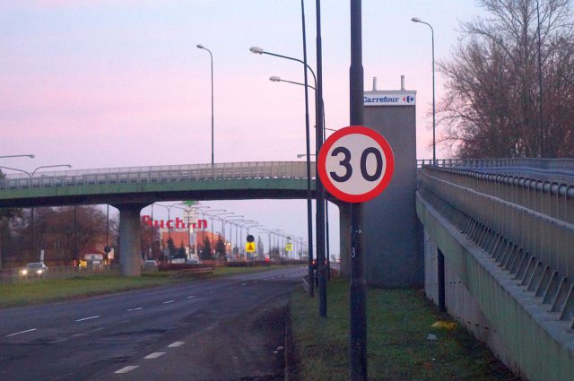 Na al. Witosa było 70, jest 30 km/h. Dwupasmowa ulica utrzymała nowe ograniczenie prędkości (zdjęcia)