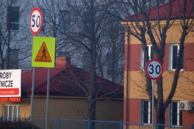 Na al. Witosa było 70, jest 30 km/h. Dwupasmowa ulica utrzymała nowe ograniczenie prędkości (zdjęcia)