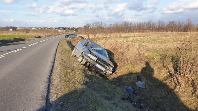 Skoda uderzyła w przepust i dachowała. Kobieta w zaawansowanej ciąży trafiła do szpitala (zdjęcia)