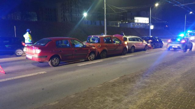 Wjechała w stojące w korku auta. Zderzyły się dwa renaulty, volkswagen oraz lexus (zdjęcia)