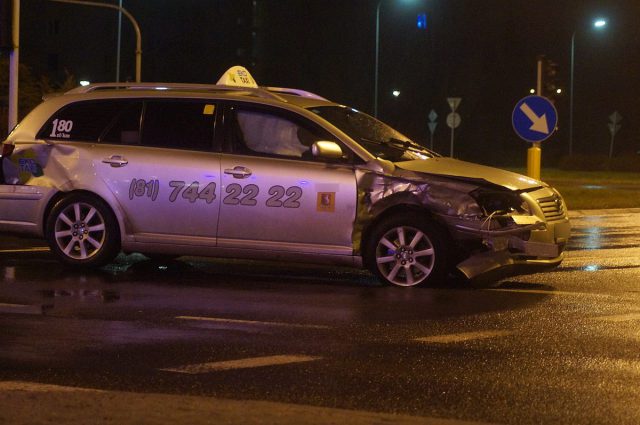 Światła nie działały, na rondzie zderzyły się dwa auta. Dwie osoby trafiły do szpitala (zdjęcia)