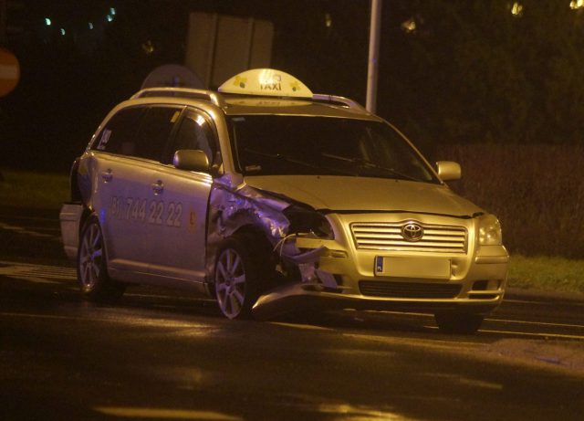 Światła nie działały, na rondzie zderzyły się dwa auta. Dwie osoby trafiły do szpitala (zdjęcia)