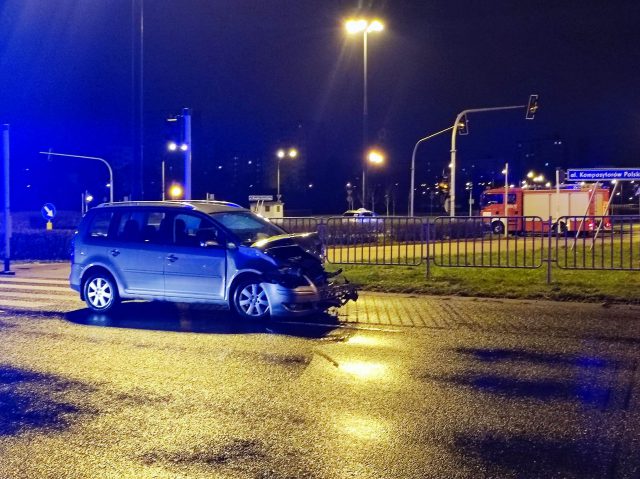 Światła nie działały, na rondzie zderzyły się dwa auta. Dwie osoby trafiły do szpitala (zdjęcia)