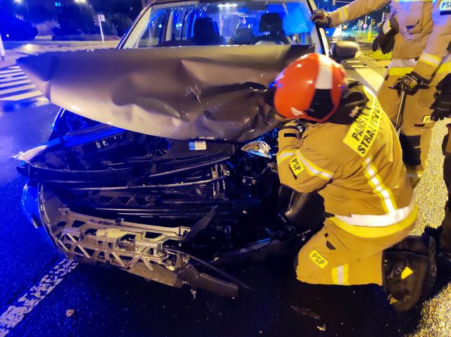 Światła nie działały, na rondzie zderzyły się dwa auta. Dwie osoby trafiły do szpitala (zdjęcia)