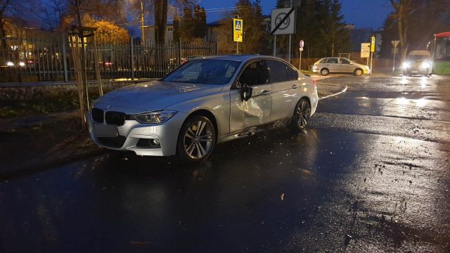 Wjechał wprost przed autobus. BMW zderzyło się z pojazdem komunikacji miejskiej (zdjęcia)