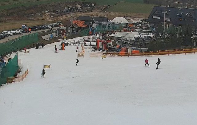 Temperatura spadła, znów można pojeździć na nartach. Ale tylko w dwóch miejscach (zdjęcia)