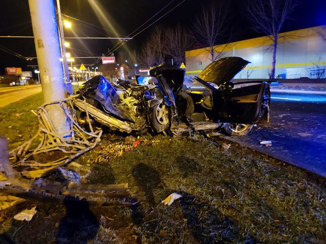 Przybywa zniczy w miejscu, gdzie zginęła trójka nastolatków. Śledztwo w sprawie wypadku prowadzi prokuratura (nowe zdjęcia)