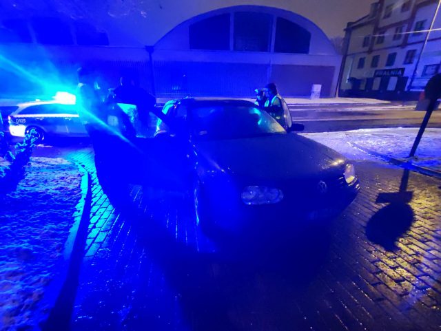Na widok radiowozu postanowił przesiąść się na fotel pasażera. Nie zdążył (zdjęcia)