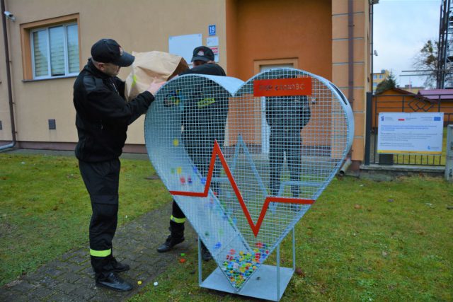 Między wyjazdami nie siedzą bezczynnie. Strażacy zbudowali serca do zbiórki nakrętek (zdjęcia)