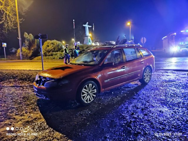 Nieuwaga kierowcy renaulta. „Auto przeleciało przez przepust i wbiło się w ogrodzenie” (zdjęcia)