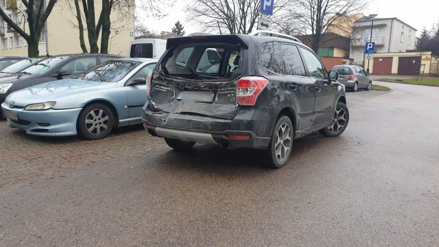 Wjechał autobusem w stojące przed skrzyżowaniem samochody (zdjęcia)