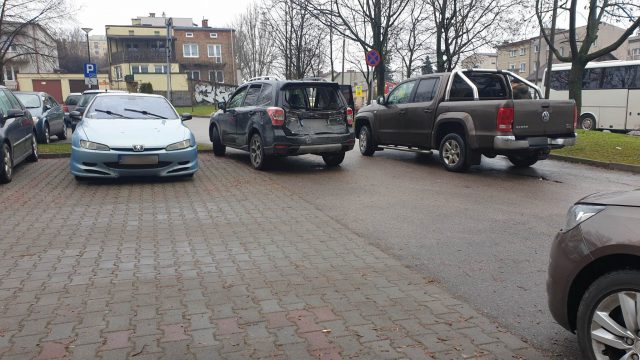 Wjechał autobusem w stojące przed skrzyżowaniem samochody (zdjęcia)