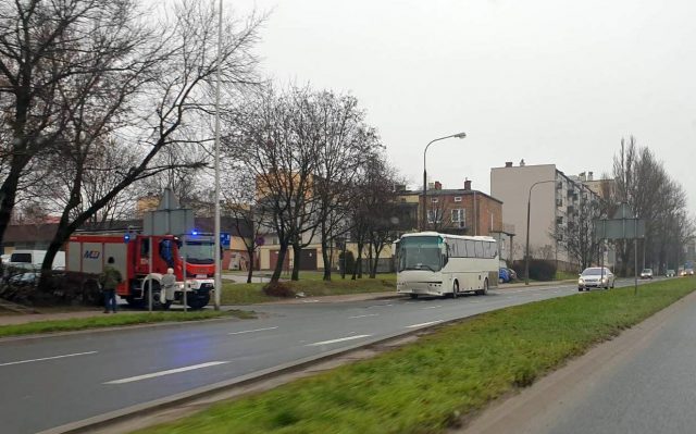 Wjechał autobusem w stojące przed skrzyżowaniem samochody (zdjęcia)