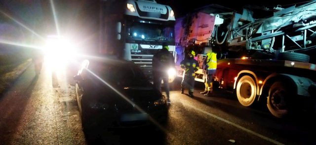 Zderzenie ciężarówki i aut osobowych. Droga z Lublina do Lubartowa zablokowana