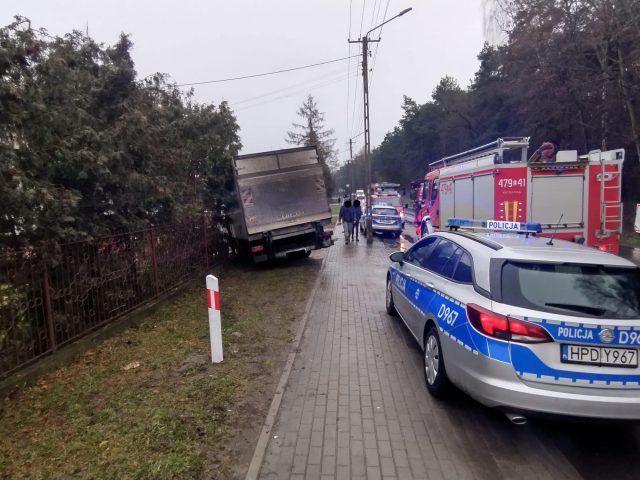 Dostawcze iveco uderzyło w ogrodzenie. Życia kierowcy nie udało się uratować (zdjęcia)