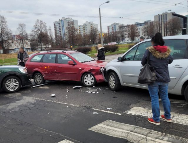 Zderzenie aut na skrzyżowaniu. Są niewielkie utrudnienia w ruchu (zdjęcia)