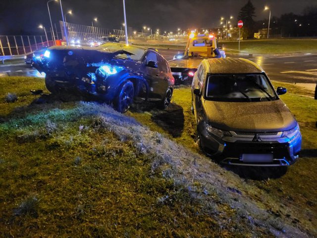 Na rondzie z pniakiem znów zderzyły się dwa auta. Kolejny kierowca nie patrzył na znaki (zdjęcia)