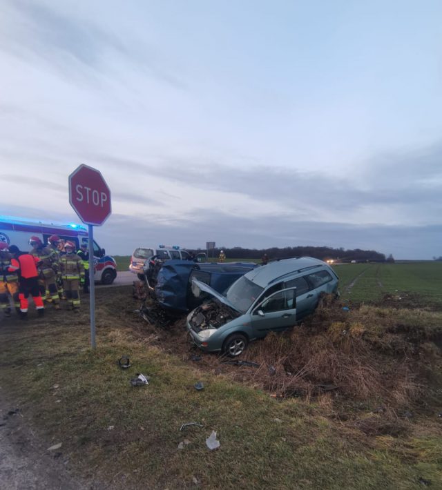 Zderzenie forda z renaultem, pięć osób trafiło do szpitala. Wśród poszkodowanych są dzieci (zdjęcia)