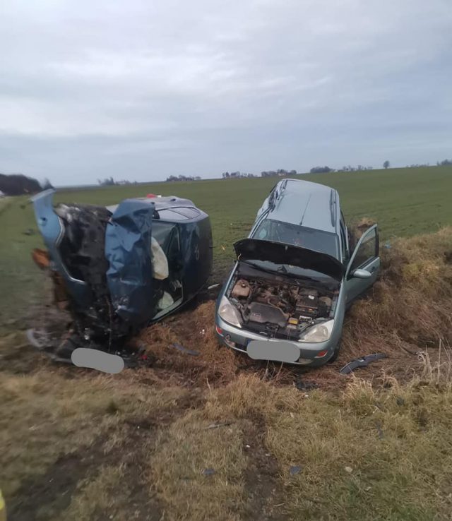 Zderzenie forda z renaultem, pięć osób trafiło do szpitala. Wśród poszkodowanych są dzieci (zdjęcia)