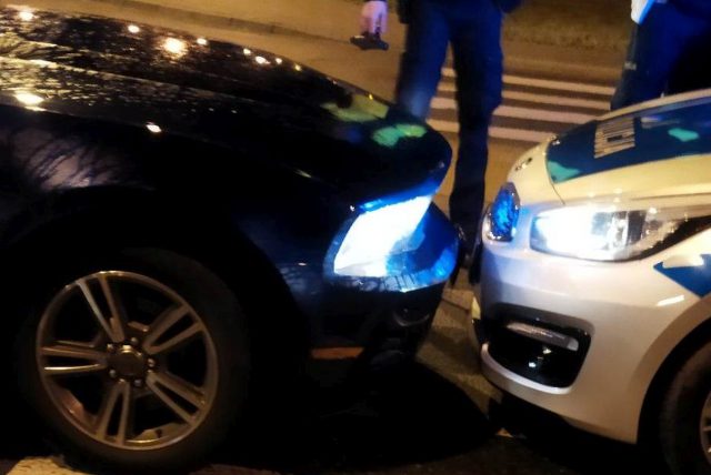 Pościg za mustangiem, kierowca był pijany. To nie pierwszy raz, kiedy uciekał przed policją (zdjęcia)