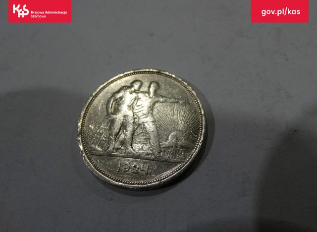 Przekraczając granicę nie zgłosił przewożonych monet. Obywatel Ukrainy stracił kolekcję (zdjęcia)