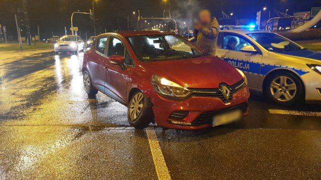 Wjechał na czerwonym, chrysler zderzył się z renaultem. Sprawca tłumaczył, iż „tak jeździ się po Warszawie” (zdjęcia)