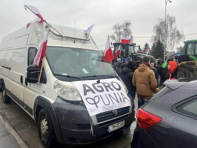 Pikietujący rolnicy czekają na ministra. Akcja w Chełmie potrwa przynajmniej do czwartku (zdjęcia)