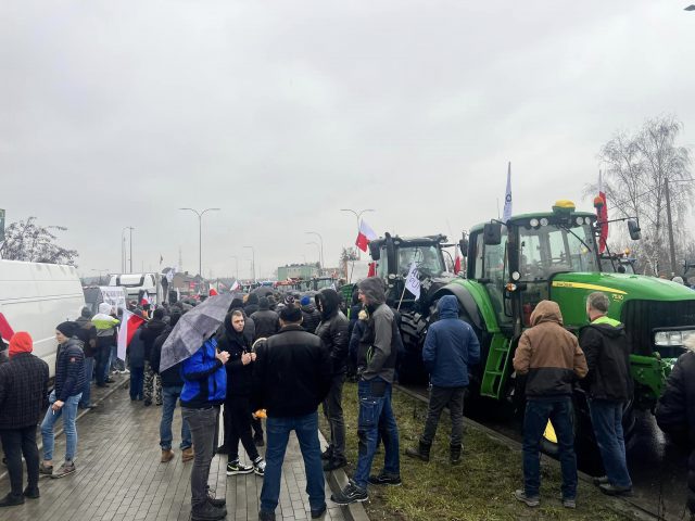 Pikietujący rolnicy czekają na ministra. Akcja w Chełmie potrwa przynajmniej do czwartku (zdjęcia)