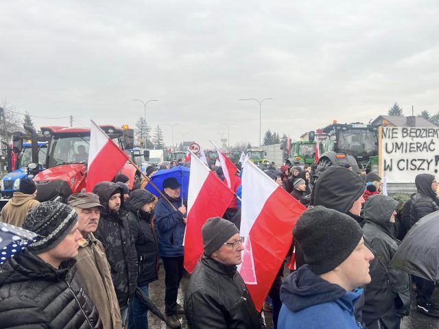 Pikietujący rolnicy czekają na ministra. Akcja w Chełmie potrwa przynajmniej do czwartku (zdjęcia)