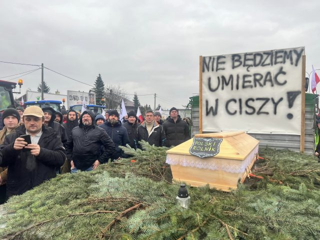 Pikietujący rolnicy czekają na ministra. Akcja w Chełmie potrwa przynajmniej do czwartku (zdjęcia)