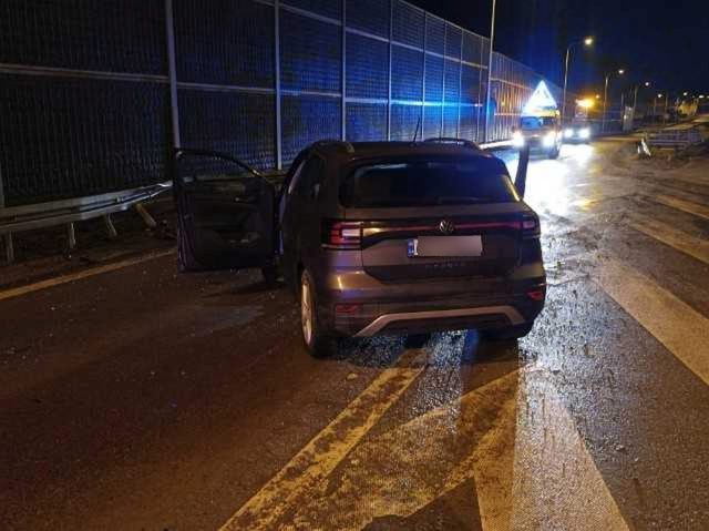 Na ekspresówce volkswagen uderzył w bariery. Coraz gorsze warunki do jazdy (zdjęcia)