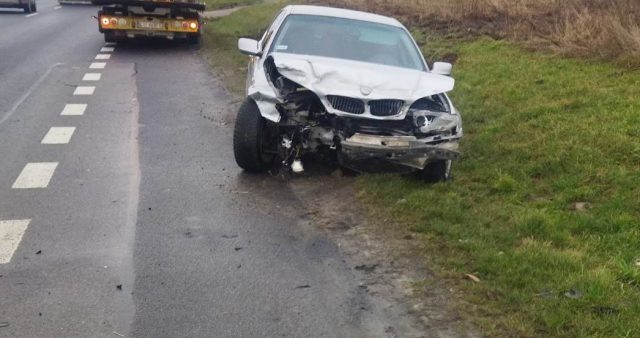 Stracił panowanie nad pojazdem. BMW uderzyło w bariery (zdjęcia)