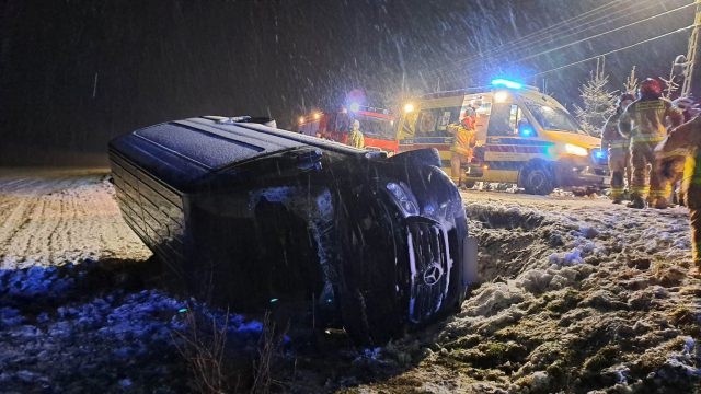 Stracił panowanie nad pojazdem. Mercedes zatrzymał się w rowie na boku (zdjęcia)