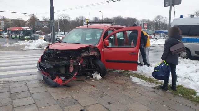 Na rondzie Mohyły znów zderzyły się dwa auta.  Tym razem opel i renault (zdjęcia)